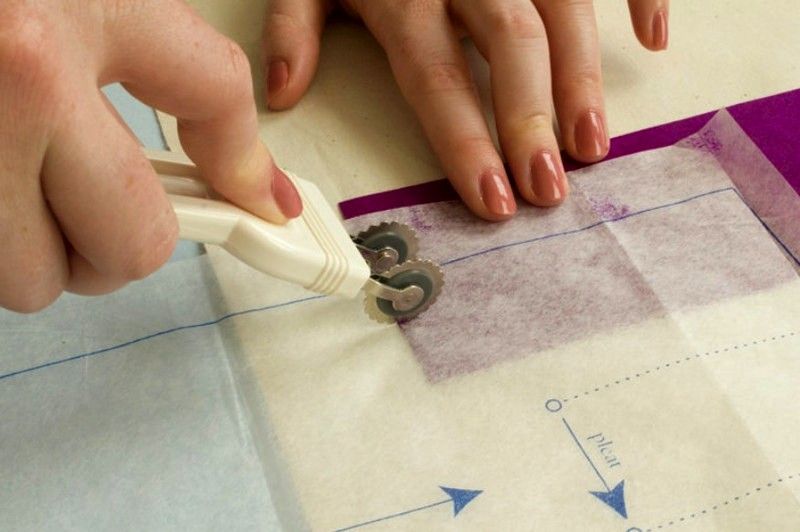 Перенос линий выкройки на ткань копировальным колесиком