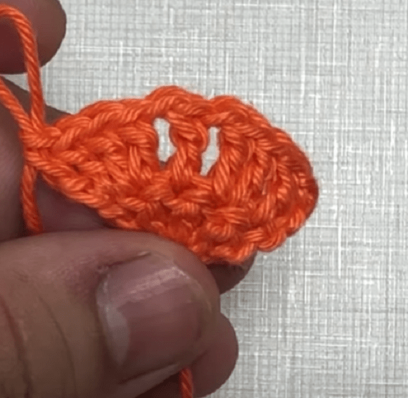 Expanding fan of double crochets
