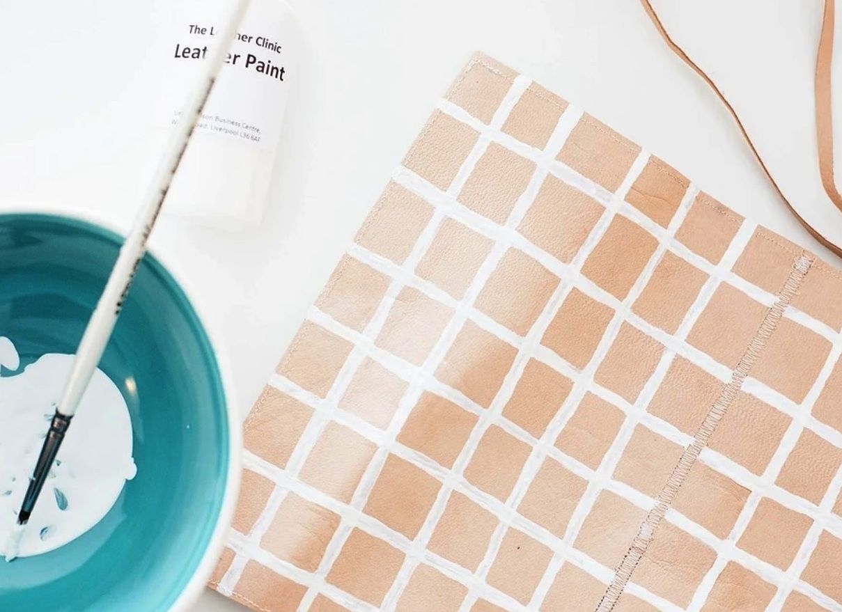 Painting a white grid pattern on the leather case cover