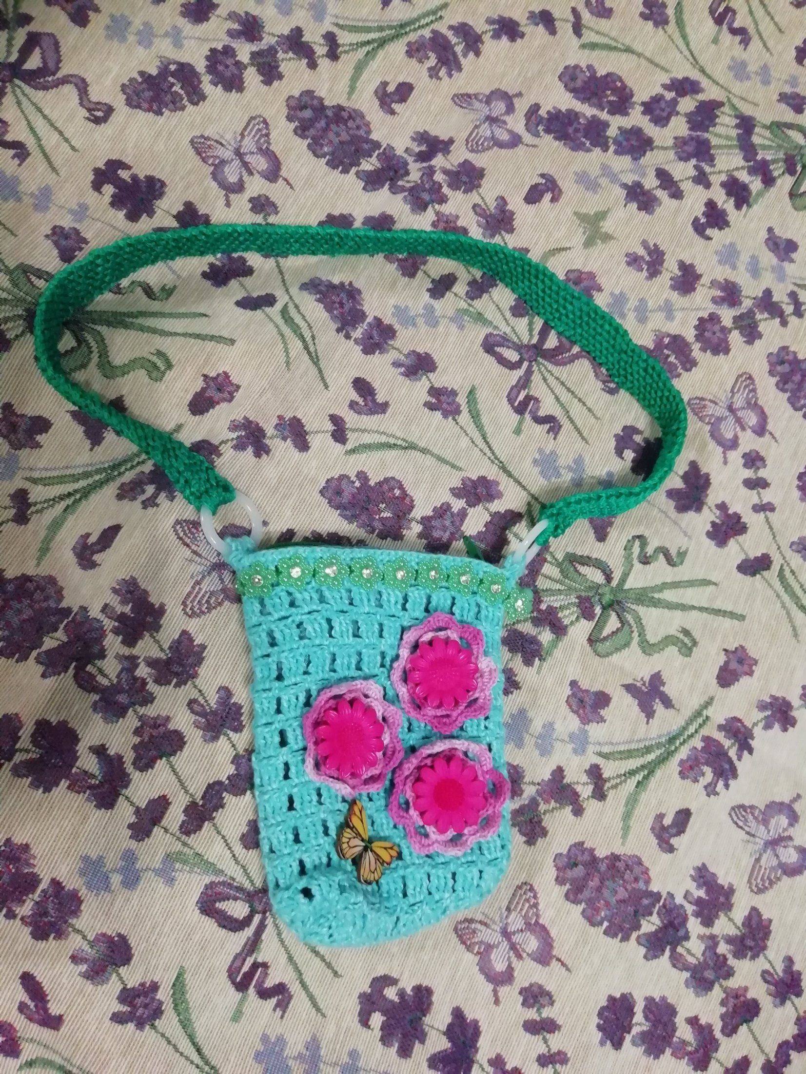 Knitted children's handbag with a floral pattern