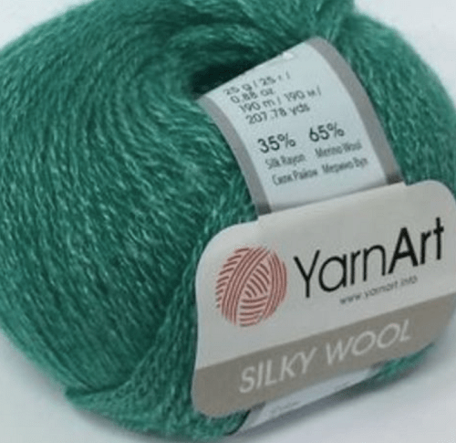 Моток зеленої пряжі YarnArt Silky Wool