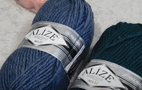Skeins of Alize Superlana Maxi for a warm cuffed hat