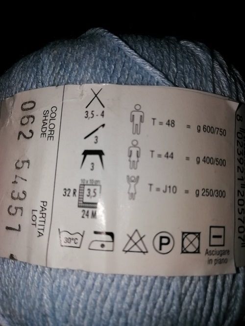 A yarn label with the recommended needle size and gauge