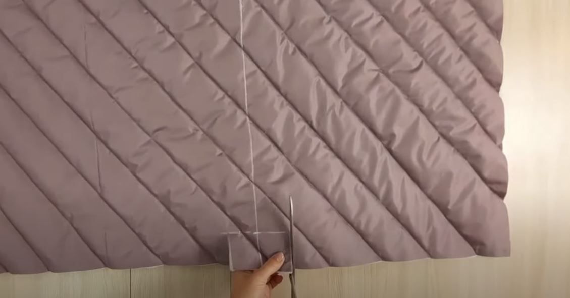 Cutting a 6 × 10 cm rectangle in the lower part of the tote body