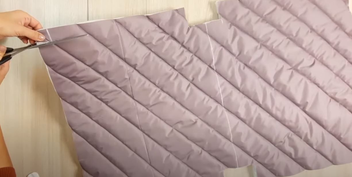 Cutting a 3 × 3 cm square from the corner of the quilted piece