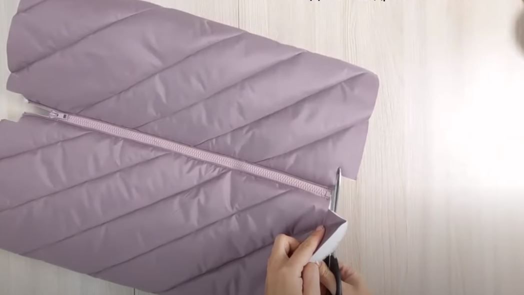1 cm clips at the ends of the sewn-in zipper
