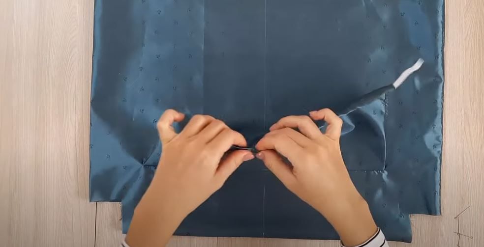 Threading narrow elastic through the pocket fold