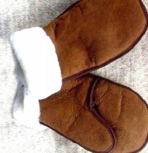 Коричневые варежки из дублёнки с белой меховой опушкой