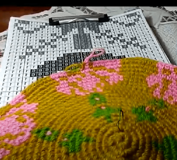 In-the-round mosaic crochet following a chart