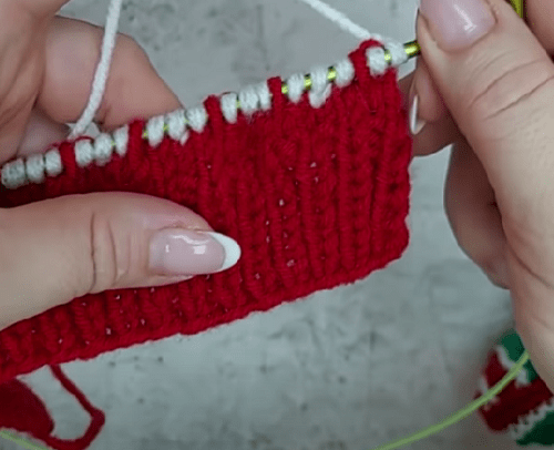 White yarn added to the wavy motif with slipped stitches