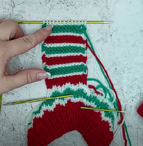 Front section of the slipper worked on the middle double-pointed needle
