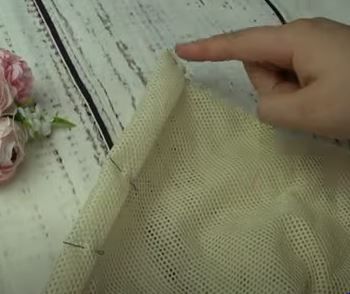 Marking the casing fold on mesh fabric