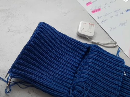 Picked-up ribbing stitches for knitting the lower section of a helmet hat