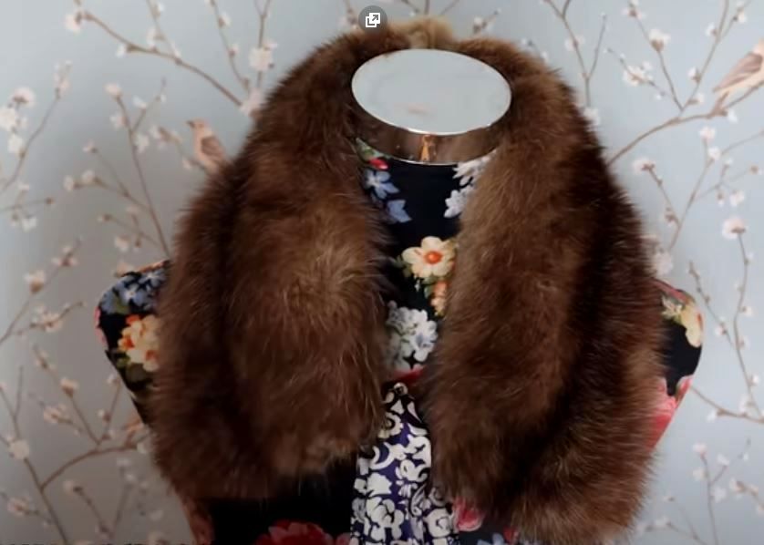 Detachable fur collar worn over clothing