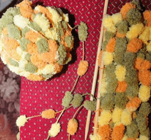 Шапка и шарф из помпонной пряжи с клубком и спицами