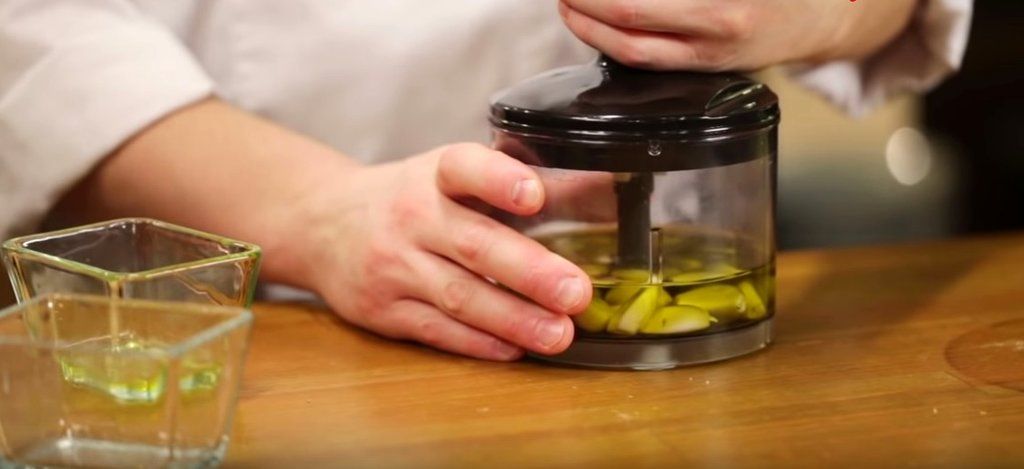 Кухонный комбайн с чесноком и маслом