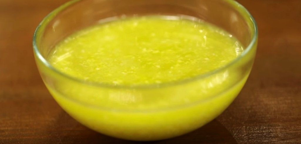 Миска со светло-жёлтой измельчённой смесью чеснока и масла