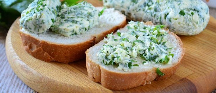 Кусочки хлеба с чесночно-травяным маслом