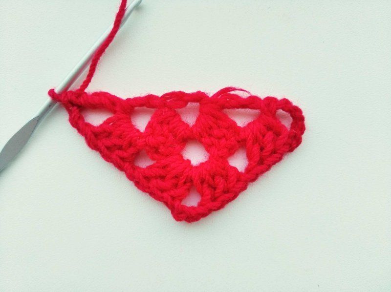 Corner of the baktus after several rows of crocheting