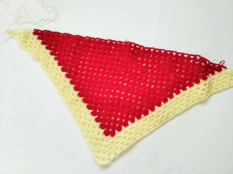 Finished baktus with yellow edging