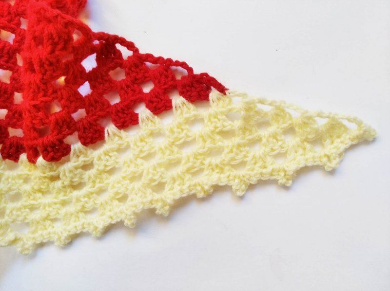 Edge of the baktus with lacy yellow edging