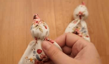 Стянутый край тканевой детали после набивки