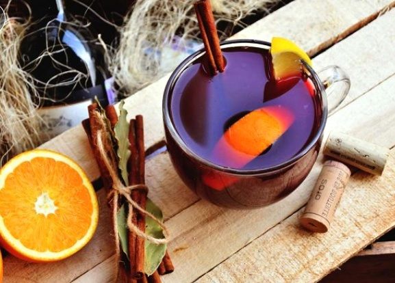 Горячий пряный напиток с апельсином и палочкой корицы