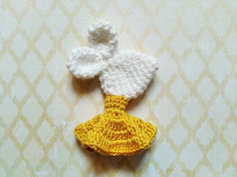 Assembling the mouse brooch: head with ears and dress