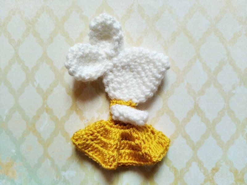 Mouse body in a yellow dress