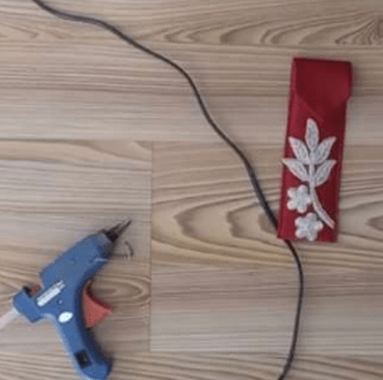 Decorating the tie pouch with lace applique