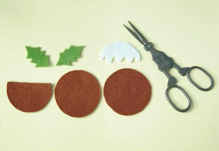 Cut felt pudding pieces and holly leaves