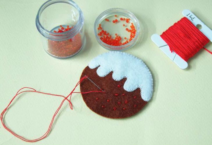 Red beads and thread for decorating a pudding ornament
