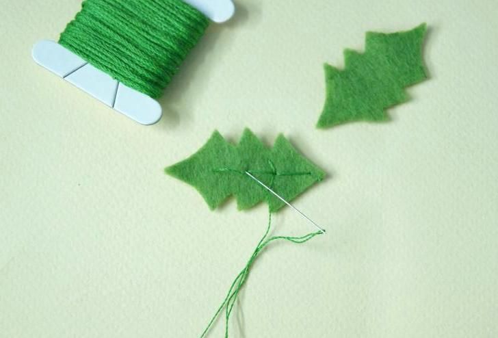 Holly leaves and green thread for pudding decoration
