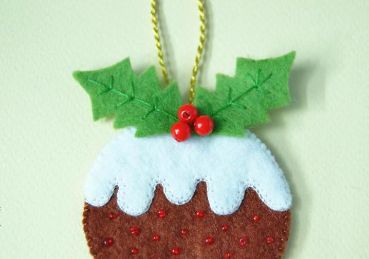 Pudding Christmas ornament with leaves and berries