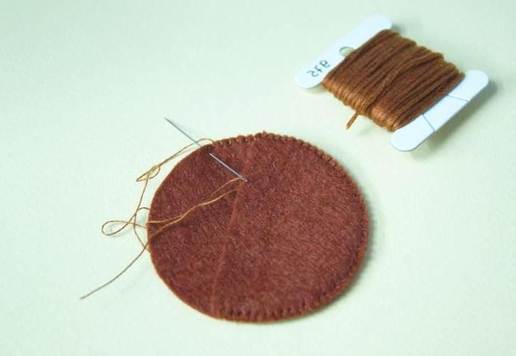 Back pudding-ornament piece with thread