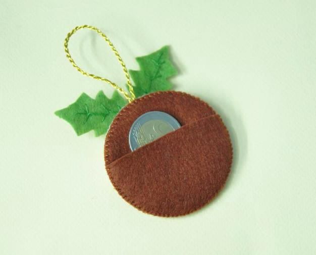 Back of a pudding ornament with a hidden pocket