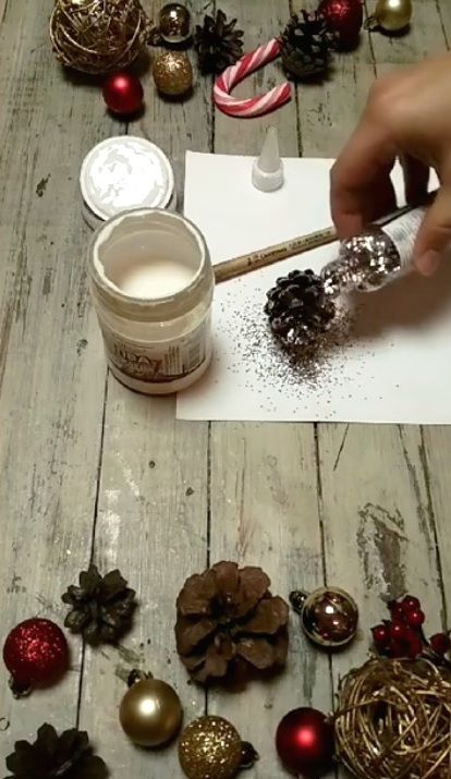 Посыпание шишки блестками для крыши сказочного домика