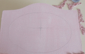 Oval outline on the box's lid before decorating