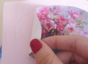 Oval printout of a rose bouquet for decorating the box