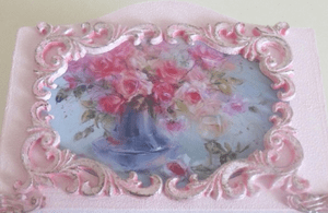 Box lid with a raised frame and a rose-bouquet image