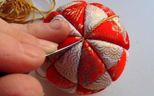 Оздоблення швів золотистим шнуром