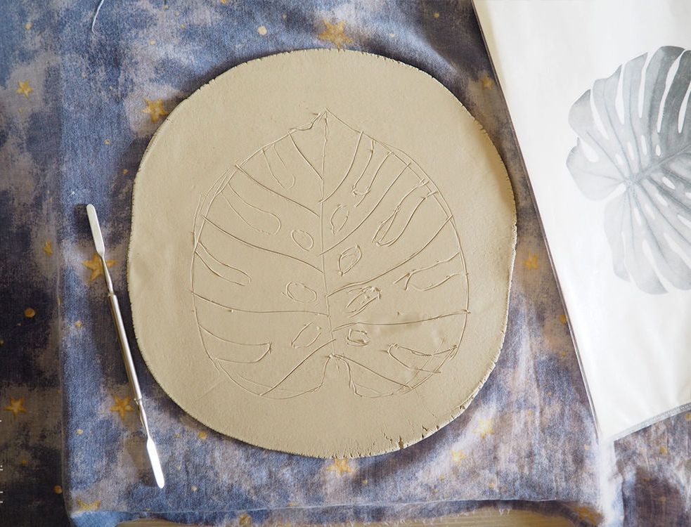 Monstera leaf outline transferred onto the clay slab