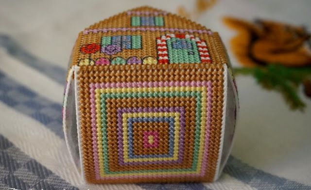 Пряничный домик на пластиковой канве – красочная новогодняя вышивка!