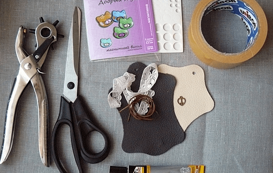 Tools and materials for a leather heart magnet