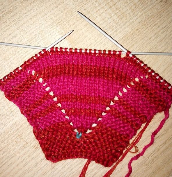 Beginning the slipper-sock toe with increases