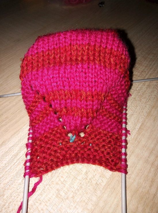 Shaping the toe of a knitted slipper sock