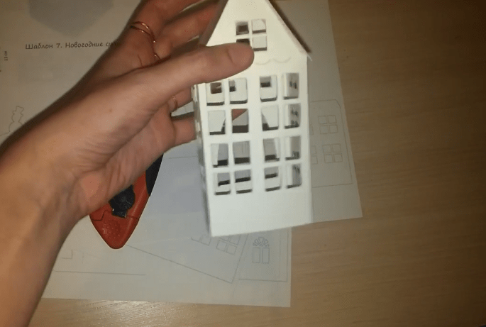Создаем праздничное настроение. Новогодний город из бумаги на подоконнике своими руками