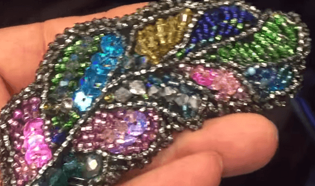 Делаем брошь-перо из бисера и стразов