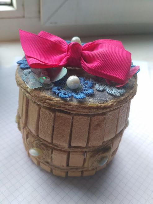 Decorated lid of the tin can box
