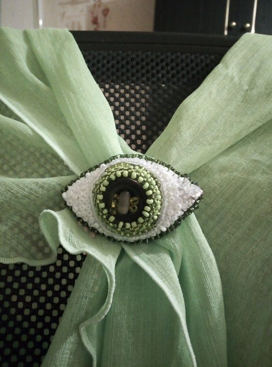 Green beaded Dragon’s Eye brooch with a button centre
